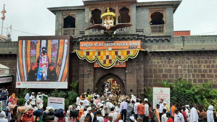 पालखी सोहळ्यानिमित्त देहूतील मुख्य मंदिरावर फुलांची आरास करण्यात आली आहे.