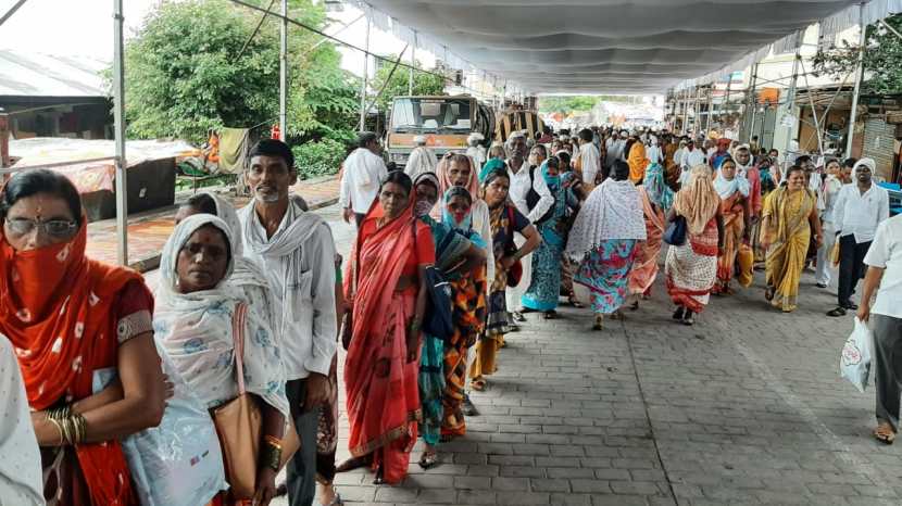 राज्यभरातून आलेले वारकरी रांगेत उभे राहून प्रसादाचा लाभ घेत आहेत.