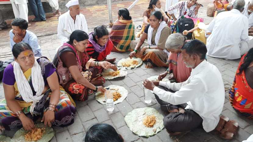 या प्रसादाचा वारकरी आनंदाने आस्वाद घेताना दिसत आहेत.