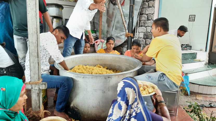 राज्यभरातून आलेले वारकरी रांगेत उभार राहून प्रसादाचा लाभ घेत आहेत.