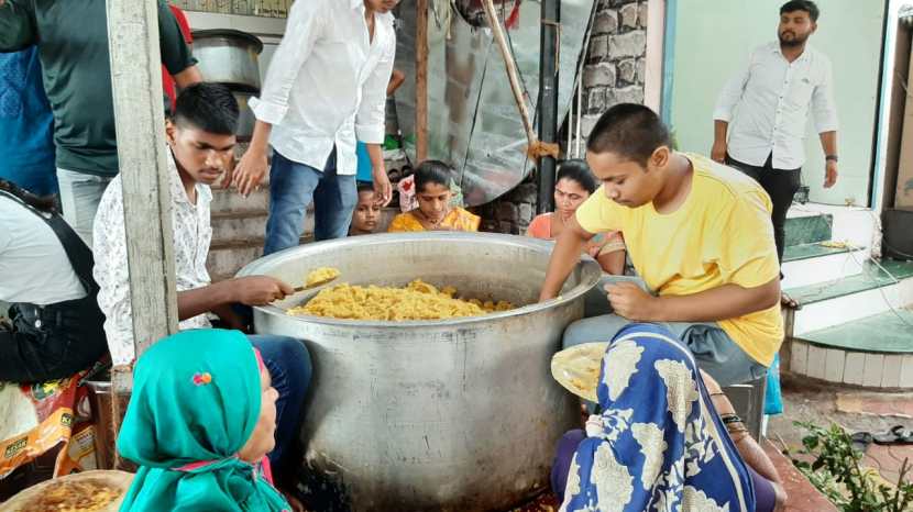 राज्यभरातून आलेले वारकरी रांगेत उभार राहून प्रसादाचा लाभ घेत आहेत.