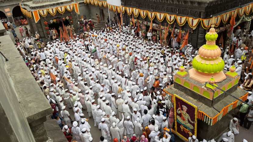 विठू नामाच्या आणि ज्ञानोबा... तुकाराम अशा गजरात वाकरकरे तल्लीन झाले आहेत.
