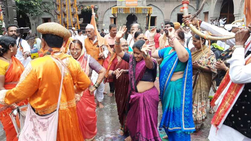 या पालखी सोहळ्यासाठी राज्यभरातून देहूत हजारो वारकरी दाखल झाले आहेत.