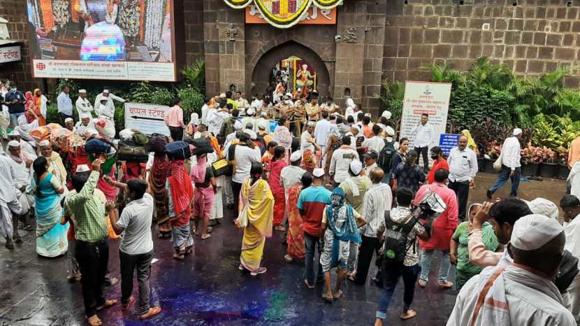 आज मान्यवरांच्या हस्ते तुकोबांच्या पादुकांचे पूजन होणार आहे.