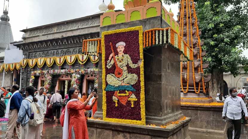 मंदिरावर तुकोबारायंचे छायाचित्र फुलांनी साकरले असून, ते सर्वांचे लक्ष वेधत आहे.