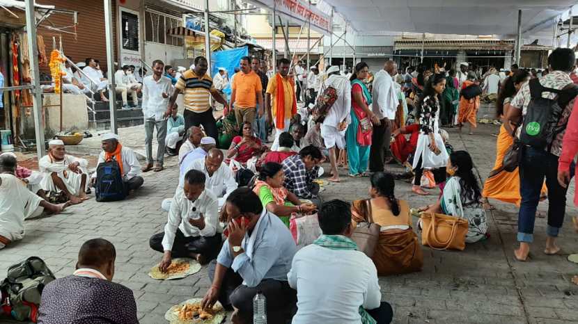 महाराष्ट्रभरात वारकरी देहूत दाखल झालेत, त्यांच्यासाठी विविध मंडळांनी प्रसादाची सोय केली आहे.