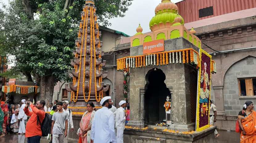 संपूर्ण मंदिर परिसर फुलांनी सजवलेला असून, वारकरी कुतुहलाने पाहत आहेत.