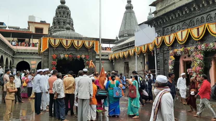 करोनाच्या दोन वर्षानंतर यंदा वारकरी मोठ्या संख्येने देहूत पालखी सोहळ्यास दाखल झाले आहेत.