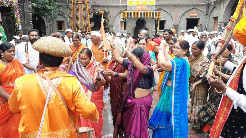 टाळ मृदंग आणि तुकोबांच्या नाम घोषाने देहू नगरी दुमदुमून गेली आहे.