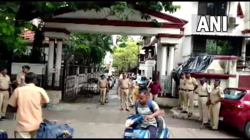 दुसरीकडे ठाण्यात एकनाथ शिंदे यांच्या घराबाहेर मात्र पोलिसांचा फौजफाटा तैनात करण्यात आला आहे. शिवसैनिकांमुळे नेहमी गजबजणारी असणाऱ्या ठिकाणीही शुकशुकाट पहायला मिळत आहे.