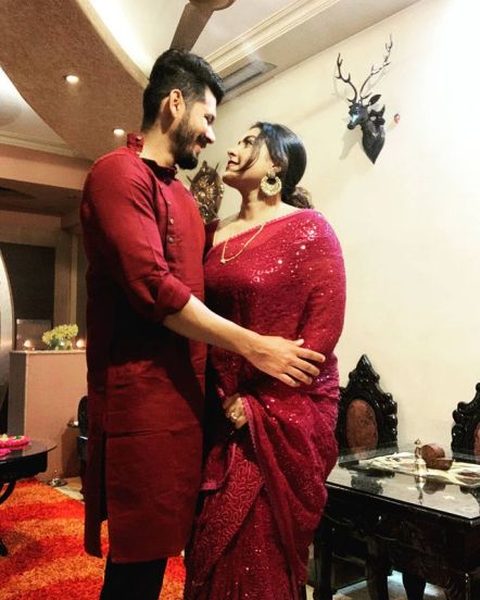 नुकतंच त्यांच्या लग्नाला तीन वर्षे पूर्ण झाले आहेत. त्या निमित्ताने तिने लग्नातील एक फोटो शेअर करत आपल्या नवऱ्याला शुभेच्छा दिल्या होत्या.