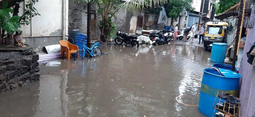सोसाट्याचा वारा, गारांचा वर्षाव, जोरदार पाऊस यामुळे अवघे कोल्हापूर शहर काही काळातच जलमय झाले होते.