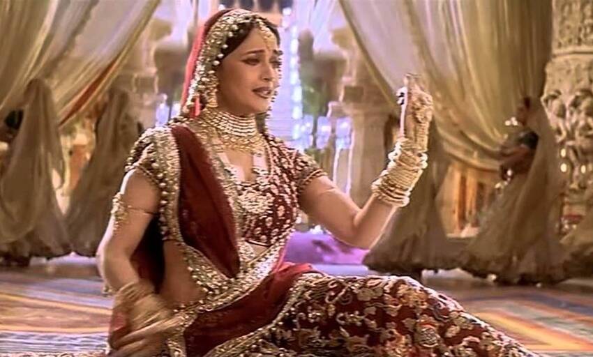 माधुरी दीक्षितने 'देवदास' चित्रपटातील 'काहे छेडा' गाण्यात ३० किलोचा लेहेंगा परिधान करून परफॉर्मन्स दिला होता. (all photos: indian express)