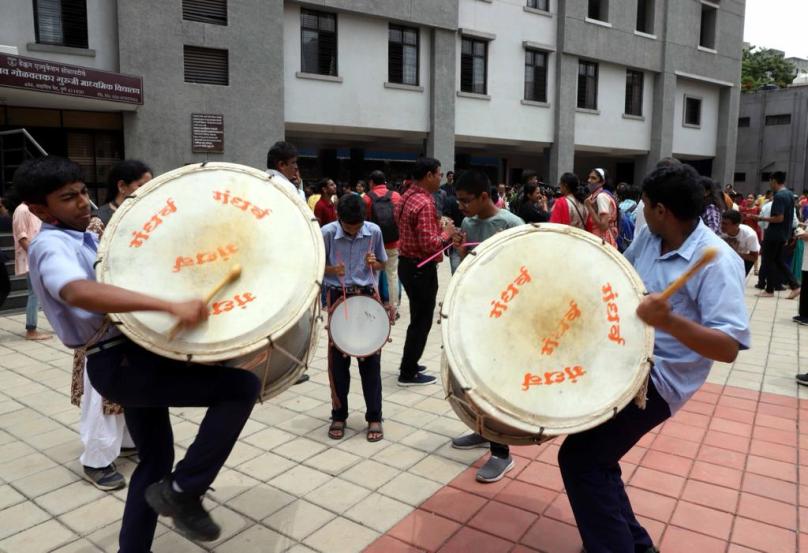 राज्यातील २९ शाळांचा निकाल ० टक्के लागला आहे. १ ते १० टक्के निकाल लागलेल्या शाळांची संख्या एक आहे. १०० टक्के निकाल लागलेल्या शाळांची संख्या १२ हजार २१० इतकी आहे. (फोटो सौजन्य - पवन खेंगरे)