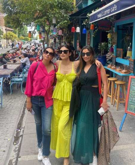 या ठिकाणी मौनी आपल्या जवळच्या मैत्रिणींसोबत वेळ घालवत आहे. काही दिवसांपूर्वीच मौनीने सोशल मीडियावर आपल्या मैत्रिणींसाठी जीवही देऊ शकते अशी प्रतिक्रिया दिली होती.