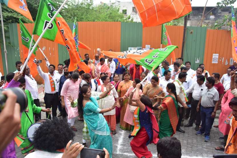 भाजपाचे १०६ आमदार आणि आठ अपक्षांचा पाठिंबा असताना राज्यसभेत पक्षाला पहिल्या पसंतीची १२३ मते मिळाली होती. विधान परिषदेत पक्षाला १३४ मते मिळाली आहेत. उमा खापरे यांचे एक मत बाद झाल्याने अधिकृतपणे १३३ मते मिळाली. याचाच अर्थ राज्यसभेपेक्षा विधान परिषदेत भाजपला ११ मते अधिक मिळाली आहेत. (एक्स्प्रेस फोटो - धनंजय खेडकर)