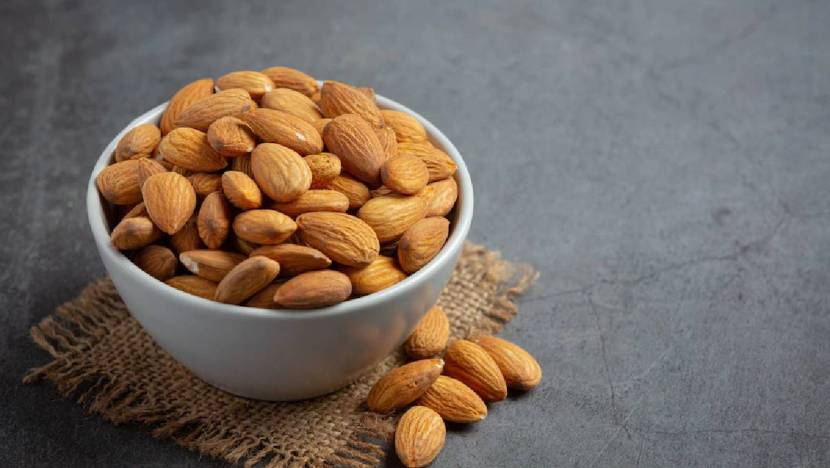 बदाम: झोपेची गुणवत्ता वाढवण्याचा चांगला स्रोत बदामामध्ये आढळतो. वास्तविक मेलाटोनिन बदामामध्ये आढळते जे तुमच्या झोपेचे नियमन करते आणि तुमच्या शरीराला चांगल्या झोपेसाठी तयार करते.