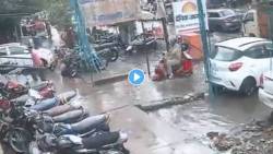 …अन् खड्ड्यात पडले स्कुटीस्वार पती-पत्नी, हा धक्कादायक VIRAL VIDEO पाहून हादरून जाल