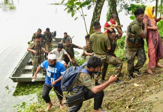 भारतीय लष्कराच्या जवानांनी कामरूप जिल्ह्यातील कलिता कुची येथील पूरग्रस्त भागातून गावकऱ्यांची सुटका केली.