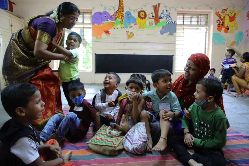 विद्यार्थ्यांना शाळेत सोडायला आलेले पालक आणि रिक्षा, स्कूलव्हॅन यामुळे शहराच्या विविध उपनगरांमध्ये काही प्रमाणात वाहतूक कोंडी झाल्याचेही चित्र पाहायला मिळाले. (एक्स्पेस फोटो - आशिष काळे)