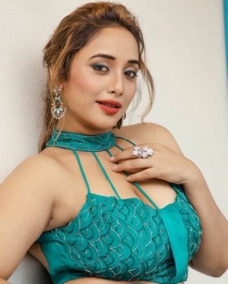 राणी चॅटर्जी सोशल मीडिवर सक्रीय असते.