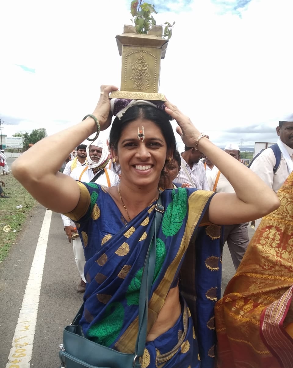 एक दिवस तरी वारी अनुभवावीचा यंदाचा चेहरा हा तरुण मुलांचा आणि महिलांचा होता. दरवर्षी तरुण मुलांची आणि महिलांची संख्या वाढते आहे. सासवड ते जेजुरी हे अंतर चालत असताना कार्यकर्ते दिंडीत चालणाऱ्या अनेकांशी बोलत होते, समजून घेत होते. त्यांच्या अभंगामध्ये कोरस देत होते. खांद्यावर पताका नाचवत होते.