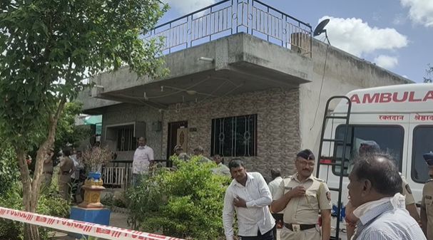 आत्महत्या केलेल्यामध्ये पोपट यल्लाप्पा वनमोरे (वय ५२), संगीता पोपट वनमोरे (४८), अर्चना पोपट वनमोरे (३०), शुभम पोपट वनमोरे (२८), माणिक यल्लाप्पा वनमोरे (४९), रेखा माणिक वनमोरे (४५), आदित्य माणिक वन (१५) अनिता माणिक वनमोरे (२८) आणि अक्काताई वनमोरे (७२) या नऊ जणांचा समावेश आहे.