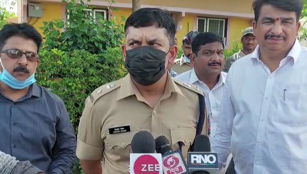 पोलीस आणि फॉरेन्सिकची टीम घटनास्थळी उपस्थित आहे. ही घटना कशामुळे घडली याचा तपास चालू आहे. त्यानुसार पुढील कारवाई करण्यात येईल, असे पोलिसांनी सांगितले.