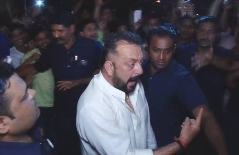 सेटवर त्याला श्रीदेवी हॉटेलच्या खोलीत गेल्याचे समजले. संजय दत्त काहीच विचार न करता त्याच अवस्थेत तिच्या खोलीत गेला.