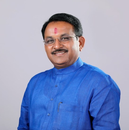 ३९. डॉ. संजय रायमुलकरमतदारसंघ : मेहकर विधानसभा, जि.बुलढाणाकिती वेळा निवडून आले : सलग तीन वेळाघोषित संपत्ती : २०१९ च्या विधानसभा निवडणुकीच्या घोषणापत्रानुसार, एकूण संपत्ती १,०५,९०,९०३ रुपये, पत्नीच्या नावावर एकूण संपत्ती २५,४०,००० रुपये.राजकीय वारसा : नाही.गुन्हेगारी पार्श्वभूमी : नाही.
