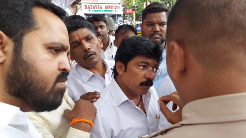 आंदोलनावेळी शिवसेना कार्यकर्त्यांचा पोलिसांसोबत वाद झाला.