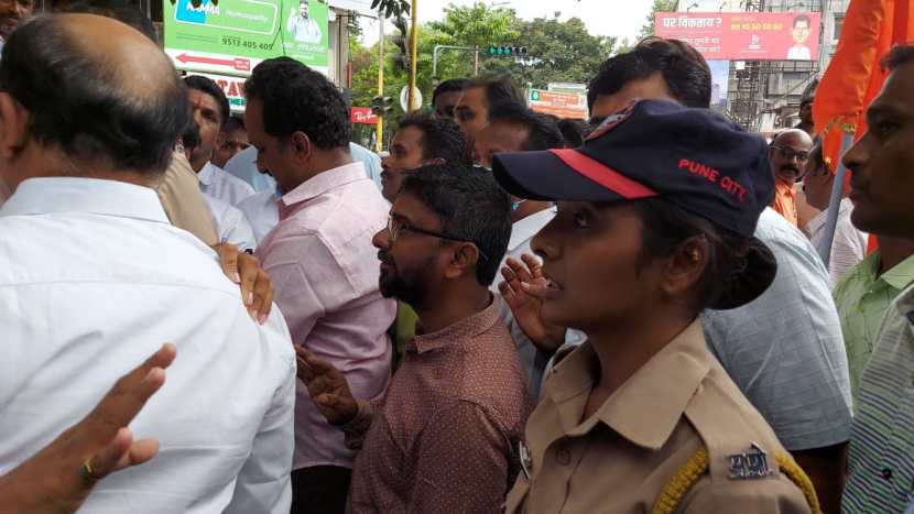 आंदोलक शिवसेना कार्यकर्ते आणि महिला पोलीस कर्मचाऱ्यांमध्ये वाद झाल्याचे दिसून आले.