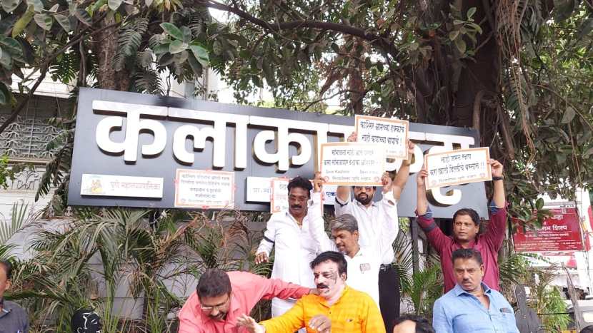 काश्मिरी पंडितांना संरक्षण देण्यात भाजपा सरकार अपयशी ठरले आहे असा आरोप यावेळी शिवसेनेकडून करण्यात आला.