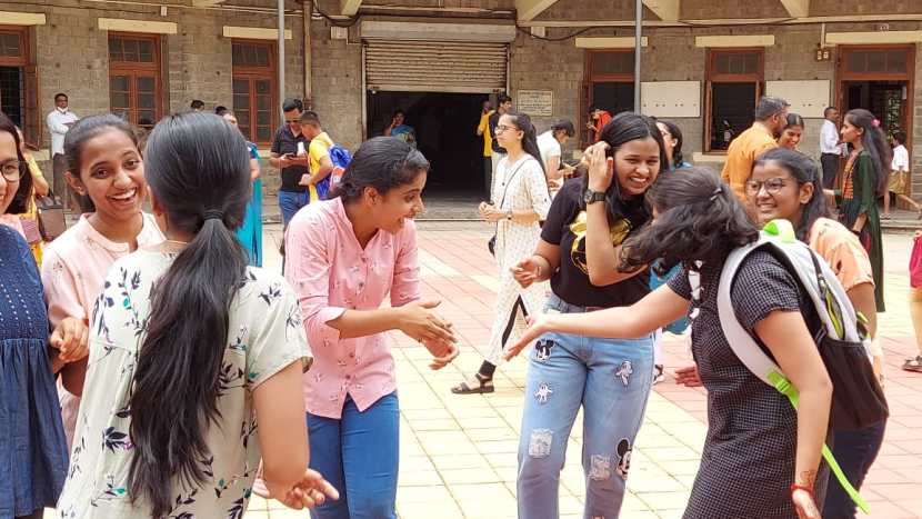 हा आनंद मुलींनी आपल्या मैत्रिणींसोबत साजरा केला