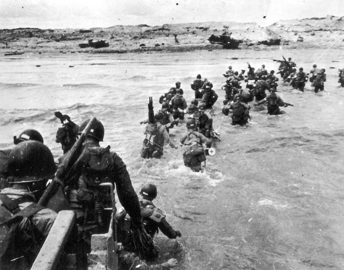 Operation Overlord या कारवाईसाठीची तयारी कित्येक महिने सुरु होती, अनेक यशस्वी कारवाईचे नेतृत्व General Bernard Montgomery या ब्रिटीश अधिकाऱ्याने केले