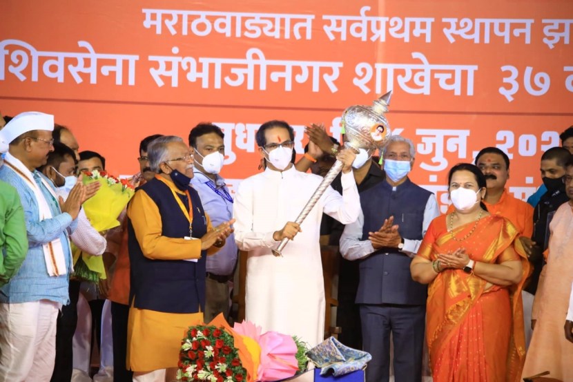 १. शस्त्रक्रिया झाल्यानंतर ६ महिन्यांनी मुंबईबाहेर पाऊल टाकलं. हे पहिलं पाऊल मराठवाड्यात टाकलं. आजच्याच दिवशी शिवसेनेने मराठवाड्यात पहिलं पाऊल टाकलं होतं. एवढ्या वर्षांनंतर शिवसेनेची ताकद वाढली आहे. मैदानात बसायला जागा नाही. तुमच्या रुपाने तुळजाभवानीचं रुप पाहतो आहे : उद्धव ठाकरे