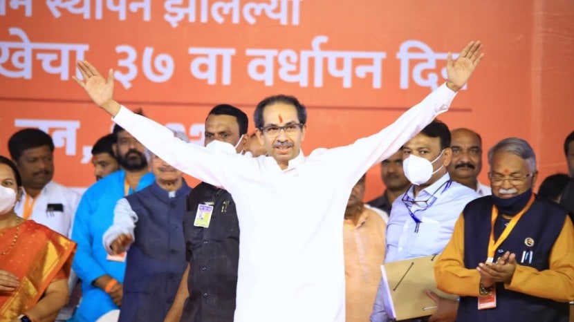 या सभेत उद्धव ठाकरे यांनी ढेकणं चिरडण्यापासून धर्माची अफुची गोळी इथपर्यंत अनेक मुद्द्यांवर भाजपावर हल्ला चढवला. उद्धव ठाकरे यांच्या या सभेतील भाषणाच्या १० प्रमुख मुद्द्यंचा आढावा.