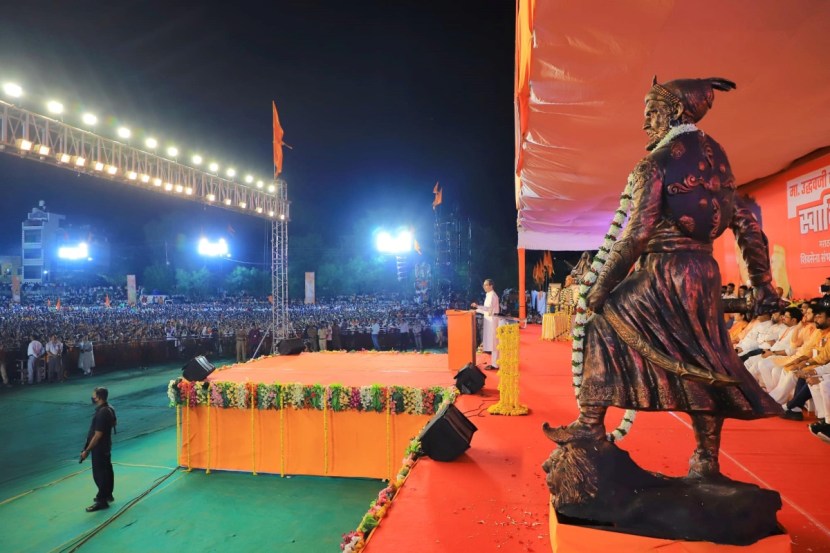 २. ढेकणं चिरडायला तोफेची गरज नसते. त्यामुळे मला या सैनिकांची शक्तीही तिकडे वाया घालवायची नाही : उद्धव ठाकरे
