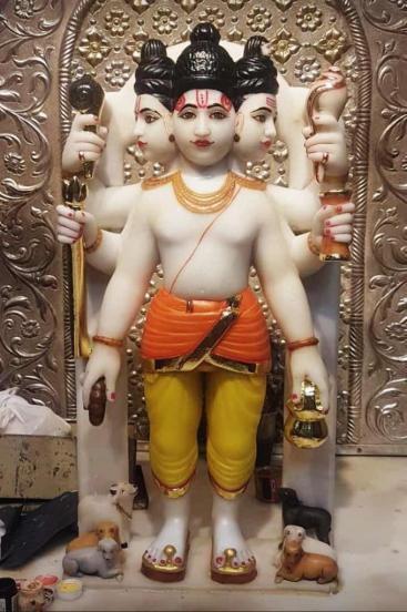 मंदिराच्या इतिहासाबद्दल सांगताना दत्तमंदिर ट्रस्टचे अध्य अॅड. प्रताप परदेशी म्हणाले, दगडूशेठ हलवाई आणि त्यांच्या पत्नी लक्ष्मीबाई हे दीडशे वर्षांपूर्वी पुणे शहरातील एक श्रद्धाळू सत्शील, सधन, दानशूर आणि परोपकार दाम्पत्य होते.