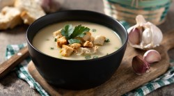 Garlic Soup Recipe: रेस्टॉरंट स्टाईलमध्ये लसूण सूप बनवा घरच्या घरी; जाणून घ्या रेसिपी
