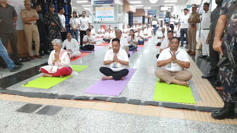 पंतप्रधान मोदी यांच्यासह विविध केंद्रीय मंत्री यांनी योग दिनानिमित्त आयोजित कार्यक्रमात सहभाग घेतला.(पुढील सर्व फोटोंसाठी सौजन्य-प्रतिनिधी कृष्णा पांचाळ )