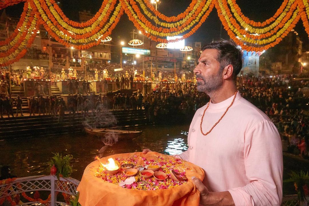 या चित्रपटाच्या प्रदर्शनापूर्वीच अक्षय-मानुषी वाराणसी येथे पोहोचले.
