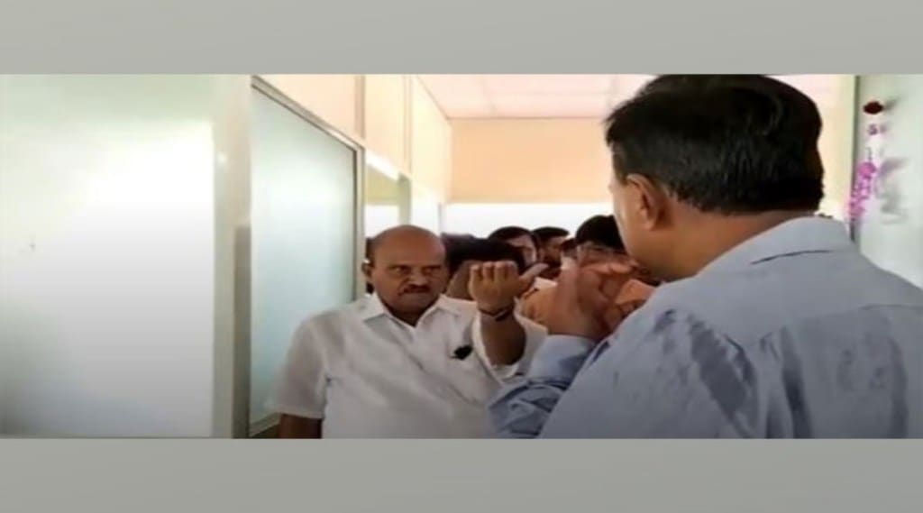 कर्नाटकमध्ये आमदारांची गुंडागर्दी; प्रश्नाचे उत्तर दिले नाही म्हणून प्राचार्यांच्या कानशिलात लगावली