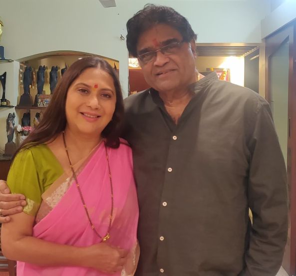 निवेदिता यांच्या वडिलांनी आपल्या मुलीची ओळख अशोक सराफ यांच्यासोबत करुन दिली होती.
