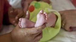 सिमेंटचा गोळा पडून दीड वर्षीय मुलाचा मृत्यू; इमारतीच्या दुरूस्ती दरम्यान उडला अपघात