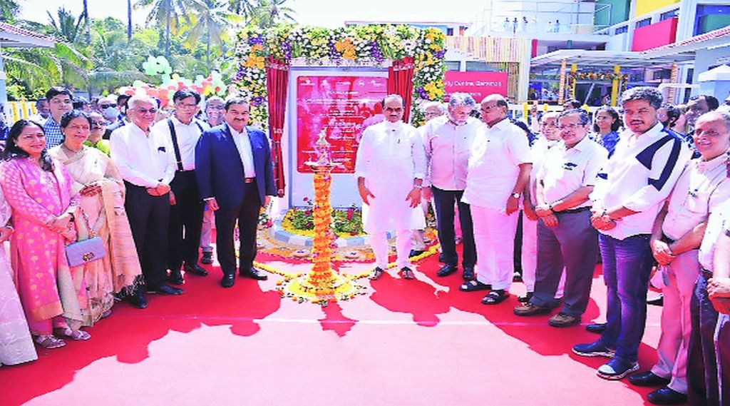 बारामती येथे गुरुवारी विज्ञान आणि नावीन्यता केंद्राचे उद्घाटन झाले. या वेळी शरद पवार, अजित पवार, डॉ. अनिल काकोडकर, गौतम अदानी, सुप्रिया सुळे आदी उपस्थित होते.