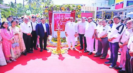 बारामती येथे गुरुवारी विज्ञान आणि नावीन्यता केंद्राचे उद्घाटन झाले. या वेळी शरद पवार, अजित पवार, डॉ. अनिल काकोडकर, गौतम अदानी, सुप्रिया सुळे आदी उपस्थित होते.