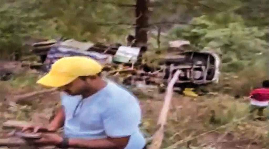 चारधाम यात्रेतील यात्रेकरूंना घेऊन जाणारी एक बस रविवारी सायंकाळी उत्तर काशीनजीक दरीत कोसळून झालेल्या अपघातात किमान २५ जण ठार झाले.