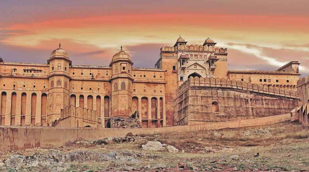 अकबराचे विश्वासू सरदार मानसिंह यांनी बांधून घेतलेला जयपूरचा अंबर किल्ला