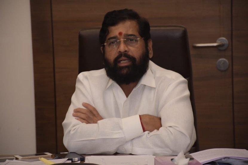 पण आर्थिक अडचणींमुळे त्यांना कॉलेज सोडावं लागलं. घरची बेताची परिस्थिती, आर्थिक अडचणी यामुळे एकनाथ शिंदे हे ठाण्याच्या प्रसिद्ध वागळे इस्टेटमधील एका मासळी विकणाऱ्या कंपनीत सुपरव्हायझर म्हणून कामाला लागले.